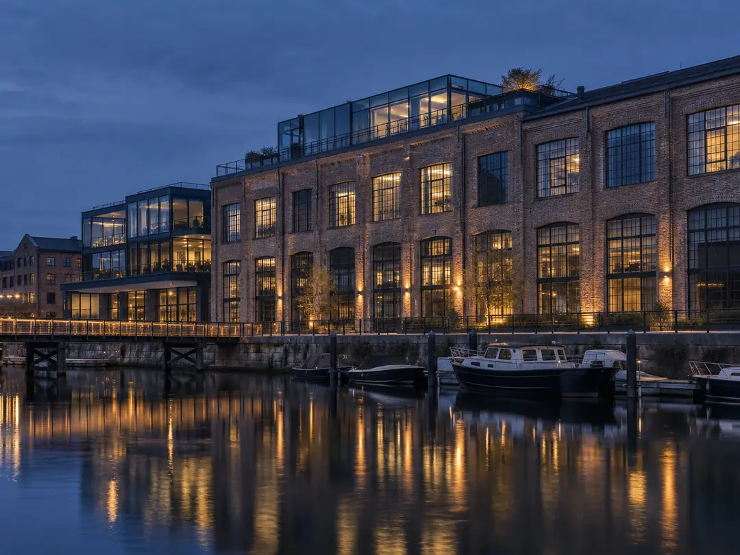 Waterkant met historische gevels bij valavond